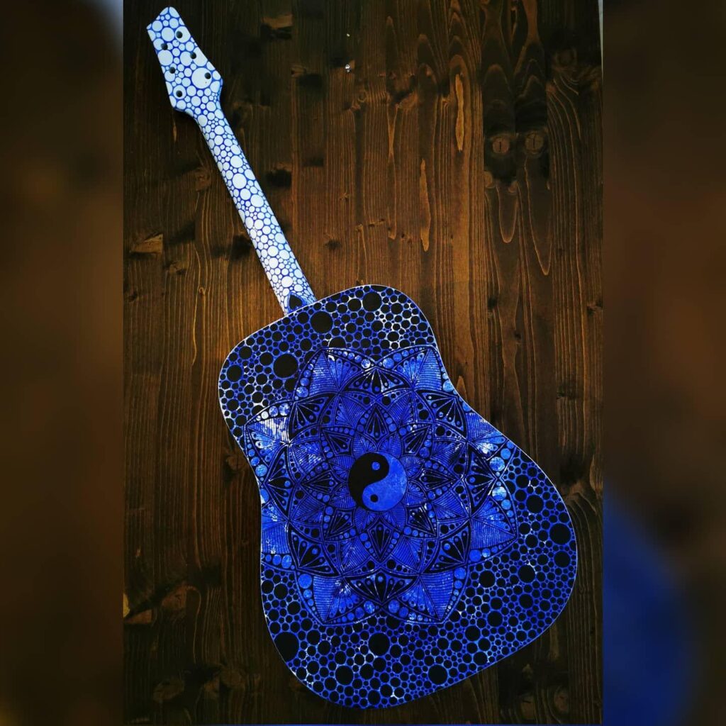 Jessies Art Mandala Gitarre hinten