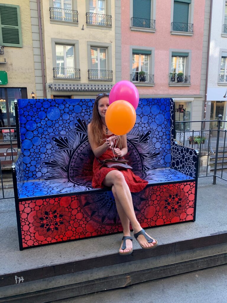 Jessies Art Mandala Sitzbank Thun stellt aus